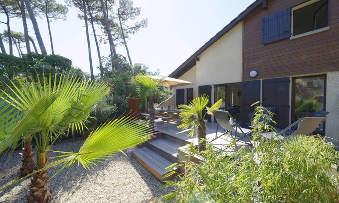 Le Penon House | Renovated semi-detached villa - sleeps 8 - Beach walk