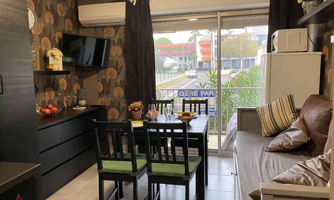 Balaruc-les-Bains Apartment | Renovated T2 Apartment with Balcony, Parking, and Wi-Fi Near Thermal Baths