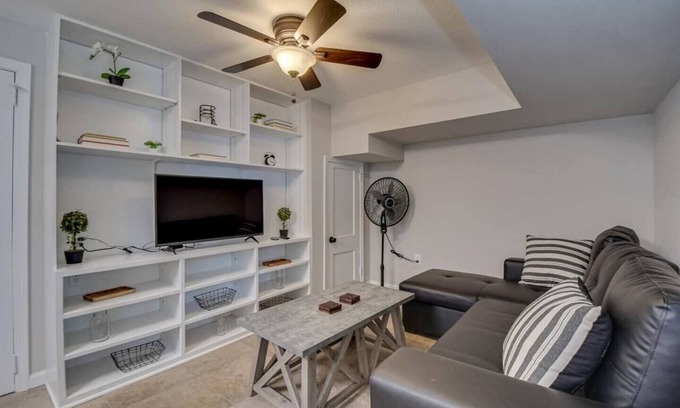 Summerville Apartment | Renovated Unit Mins From Golf & Medical District