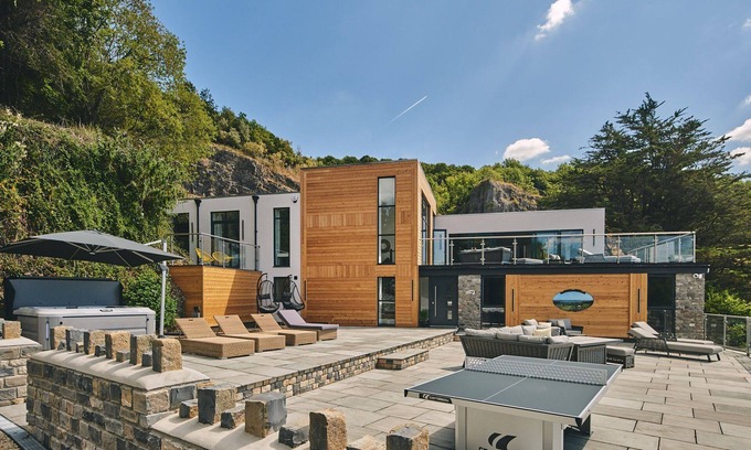 Cheddar Cottage | Reservoir View - a modern home that sleeps 8 guests in 4 bedrooms