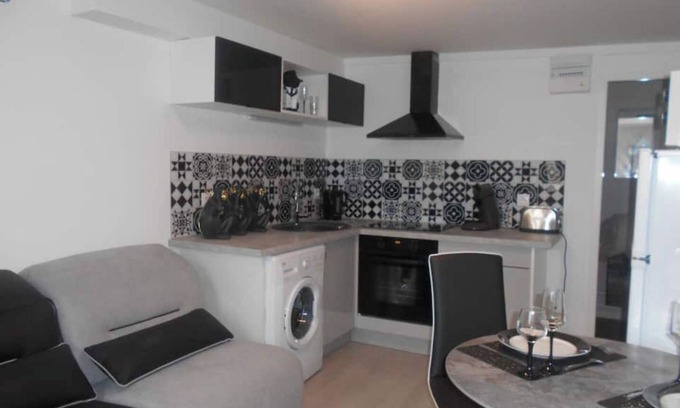 Chateauroux Apartment | Residence Valissou - Black and white apartment decoration