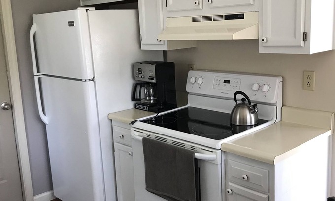 Lexington House | Residential home all hardwood floor, ten minutes from downtown. No pets aloud.