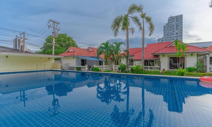 Pratumnak Hill Villa | Resort 6-3BR Huge Pool, BBQ, 300m-Beach, 8 mins to Walking Street