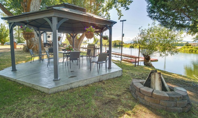 Chiloquin Apartment | Resort Cabin on the River ~ 21 Mi to Crater Lake!