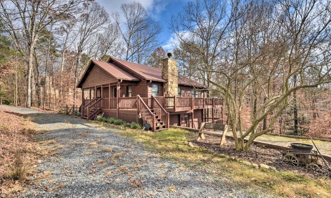Ellijay House | Resort Cabin with Hot Tub about 4 Miles to Downtown!