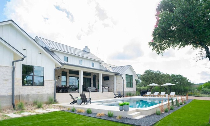 Naumanns Camp Apartment | Resort Style Escape | Pool, Golf, Walk to Winery