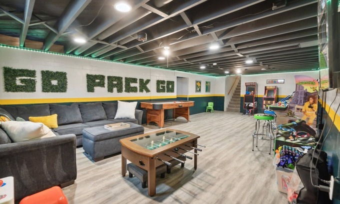 Green Bay House | Rest UR Cheesehead 9 min walk Lambeau-3 BR+arcade