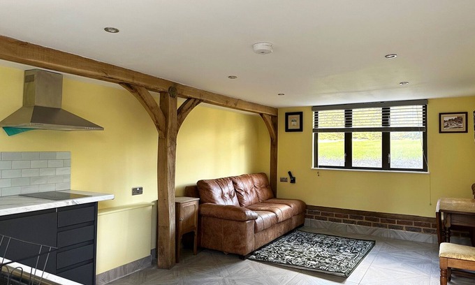 London Borough of Bromley House | Restful Break Apartment close to Hiking Park & Chislehurst Caves - Badger