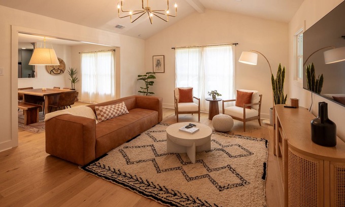 Tyler House | Restfull Bungalow by Azalea District