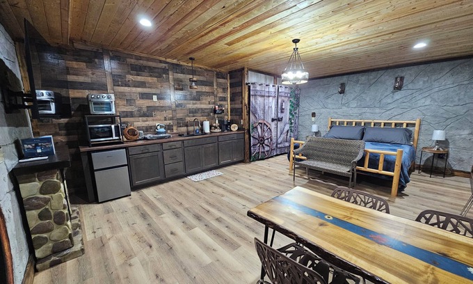 Willisburg Cottage | Restin' Holes Ky Bourbon Trail C -Sauna-HotTub-Gym-Playground-Waterfall-Themed