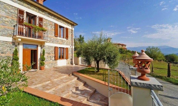 Tresana Villa | Restored Farmhouse With Contemporary Furnishings