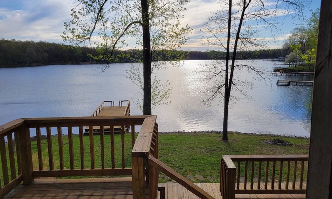 Brookport House | Retreat Cabin in Southern Illinois on Lakefront with an Outdoor Hot Tub