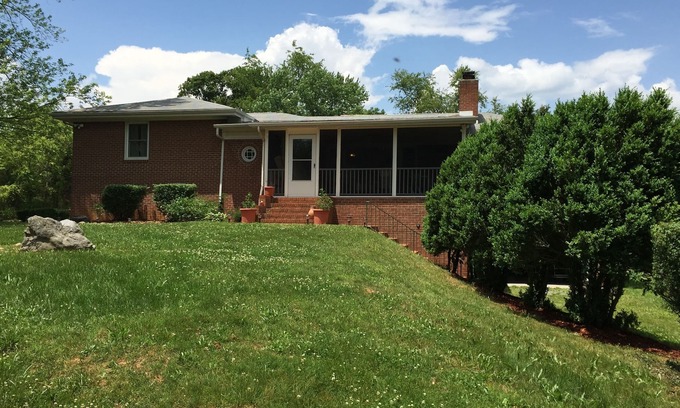 Luray House | Retreat for Large families and groups - Sleeps 20+/Perfect for the Holidays:)