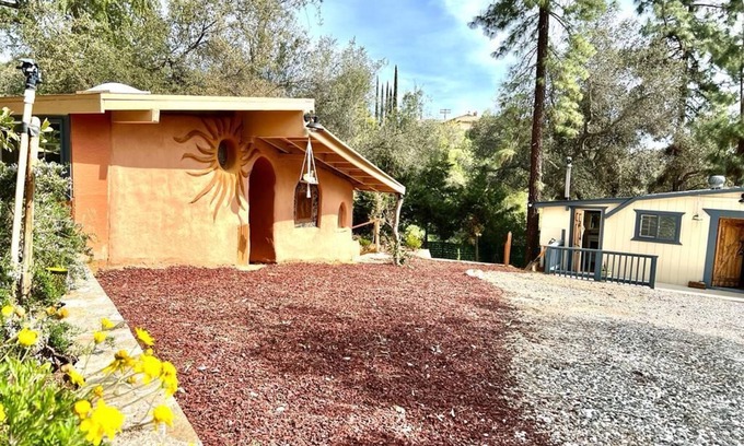 Lake Elsinore Cottage | Retreat on mountain Earth and Dom houses
