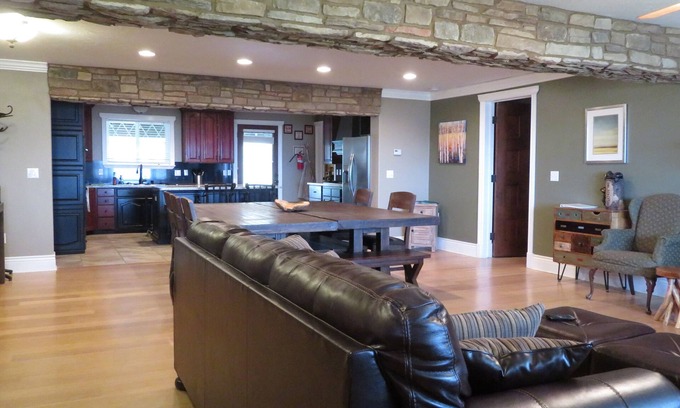 Garden City Cabin | Retreats Welcome, Reunions Too.Cozy Bear Lodge.Perfect Accommodations.