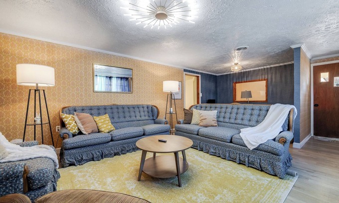 Pooler House | Retro! - 4BR Near Sav Airport