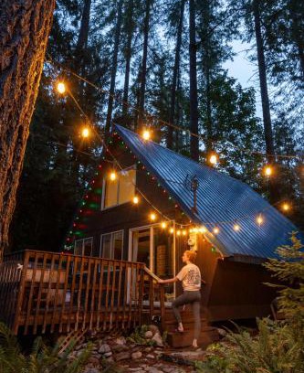 Skykomish House | Retro A-Frame Cabin - Hot tub Firepit & Fireplace