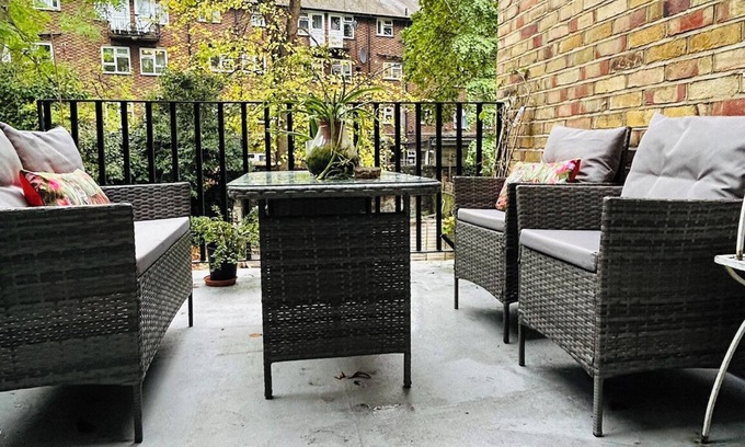Hammersmith and Fulham Apartment | Retro Kensington Olympia 2 Bed/2 bath Home with green balcony terrace!