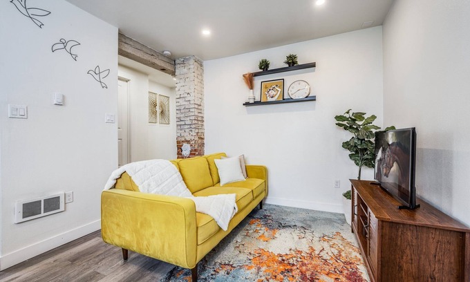 Hilltop House | Retro Modern Suite - 1b/Full Kitchen/Office/Private Backyard/Mt.Rainier/DT