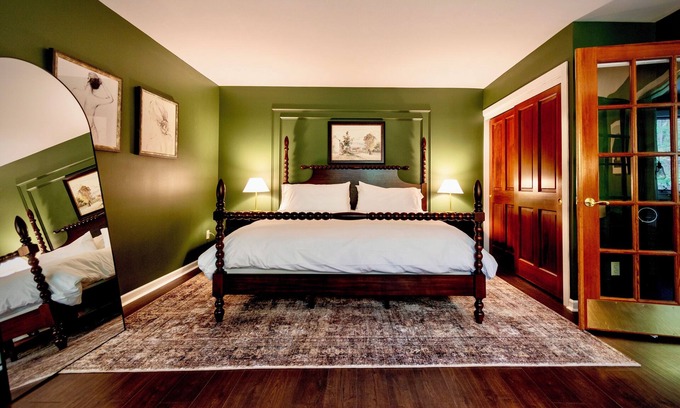 Rhinebeck Hotel | Rhinebeck Inn Suite with Private Living Room