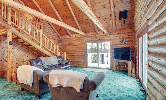 Rhinelander Cabin | Rhinelander Waterfront Cabin w/Deck & Fire Pit!