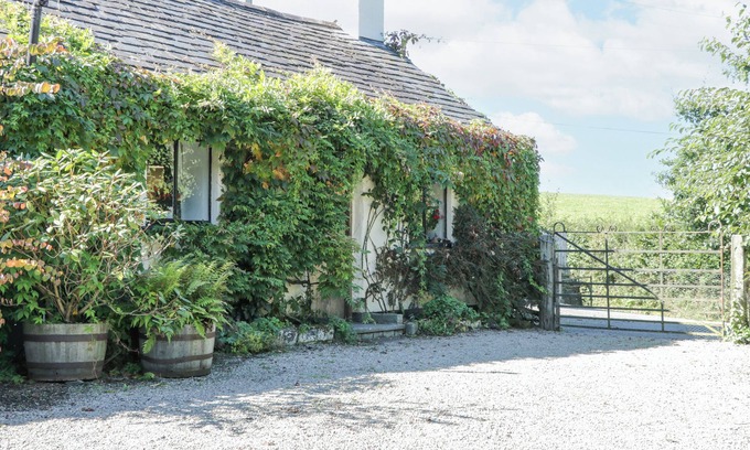 Llanrwst Cottage | RHYD LECHOG, pet friendly, character holiday cottage in Llanrwst