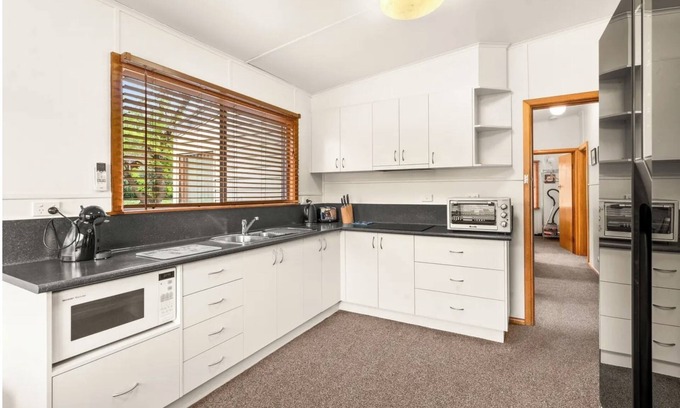 Rhyll House | Rhyll Quiet oasis within walking distance to the shops and the beach
