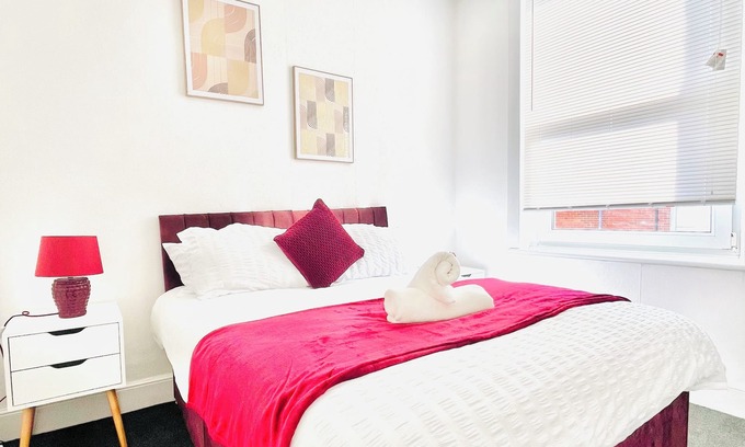 Southsea Apartment | Right in the heart of Portsmouth, less than 10 minutes walk from the beach!