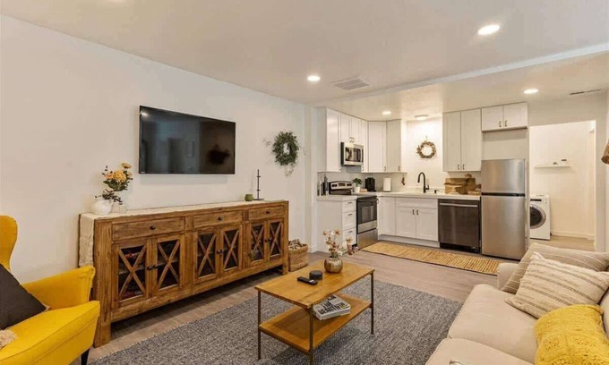 People's Freeway House | Right off i15 & i80, FrontRunner Station Close!