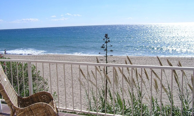 Roda de Bara Apartment | Right on the Beach - Masia del Mar - with your feed in the sand