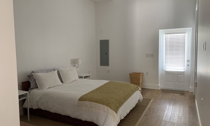 Old Town Condo | Right Side o’ Da Trax