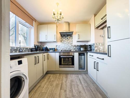Basildon House | Rise Park Cozy House - Basildon