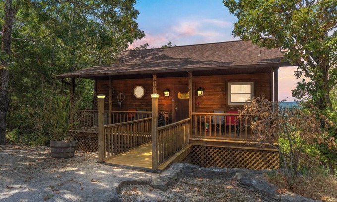 Eureka Springs House | River Cabin, Jacuzzi, Sleeps 6!