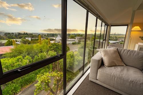 Whanganui House | River City Views With Spa Pool, BBQ & Sky TV