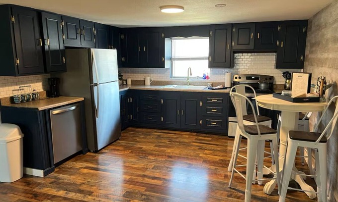 Salem Cottage | River Cottage Sleeps 8; 5 Miles from Montauk