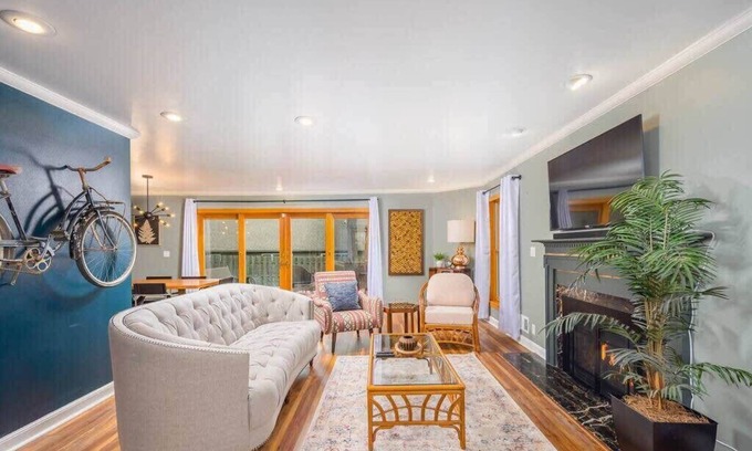 Appleton House | River Drive Retreat: Family Fun & Relaxation