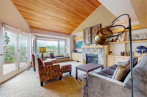 Redmond Apartment | River Edge Retreat