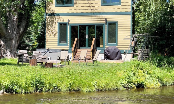 Mayfield Cottage | River Falls Cottage 2BR with loft Waterfront cottage with Hot tub Traverse City