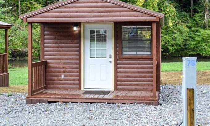 Harrogate Cabin | River Forge Cabin 51 - Cozy and Rustic 1 Bedroom Cabin - Creek Front