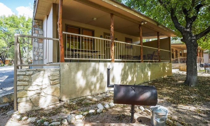 Sabinal Cabin | River Front cabin with access to shared pool!