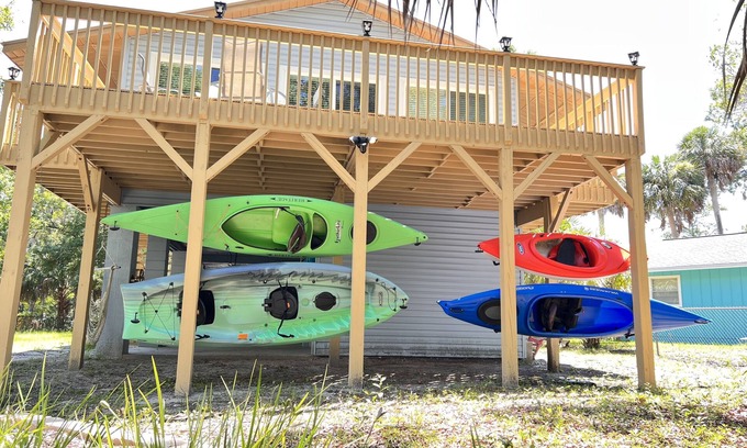 Weeki Wachee Gardens House | River-front house 6-kayaks manatees bikes fire pit fishing HUGE yard/parking