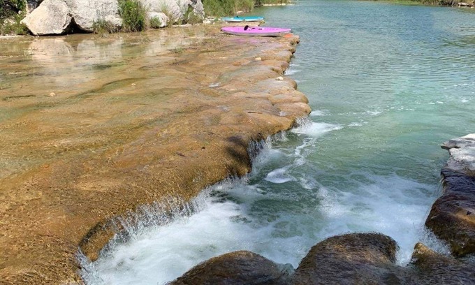 Hunt Cottage | River Front-Waterfalls-Outdoor Fireplace-WiFi