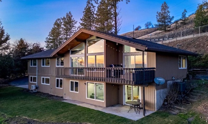 Spokane Valley House | River House with Panoramic Views