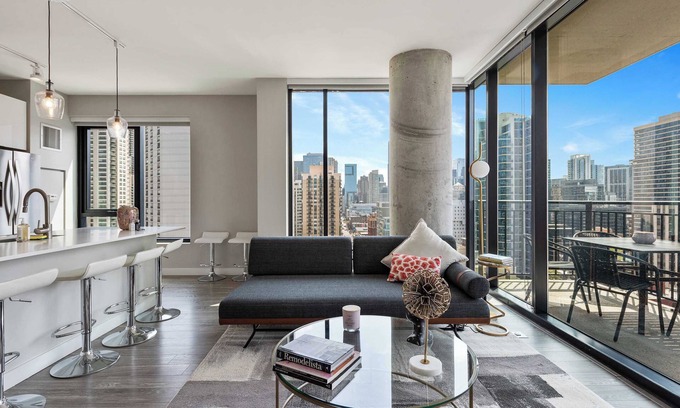 Near North Side Apartment | River North 2BR: High Ceilings, Comfort