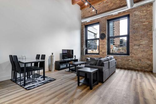 Downtown Chicago Apartment | River North Rooftop With In and Out Parking 6