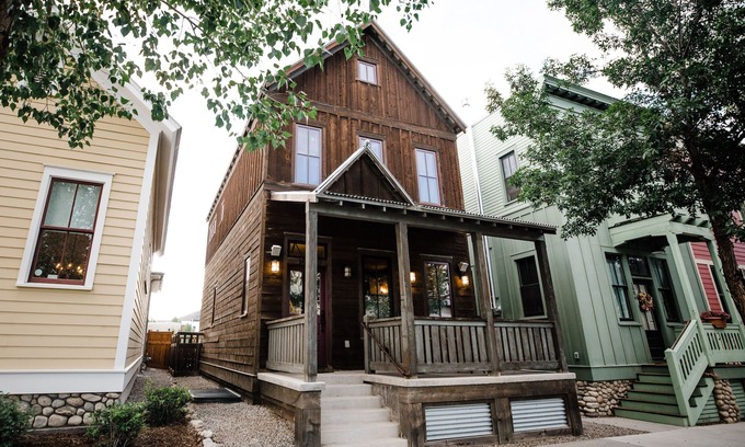 Buena Vista House | River Park Retreat! Best location in South Main, 25 yds to park. 4Bd+1, 2.5Ba