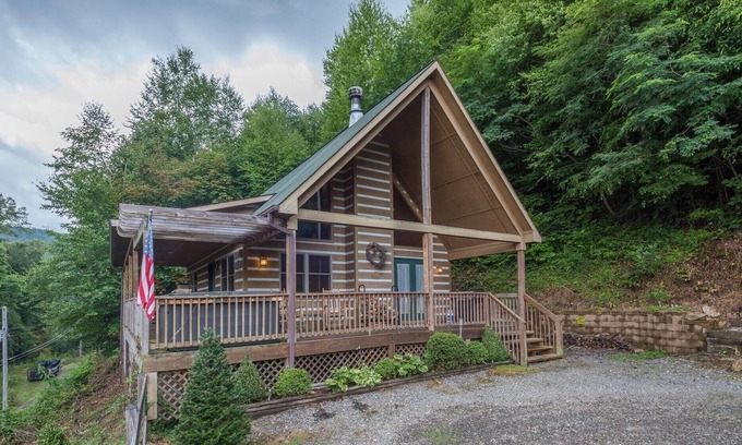 Burnsville Cabin | River Play & Hiking by Day - Hot Tub Under The Stars At Night