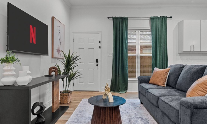 Lafayette House | River Ranch New King Bed Kid Friendly Lux Hospital