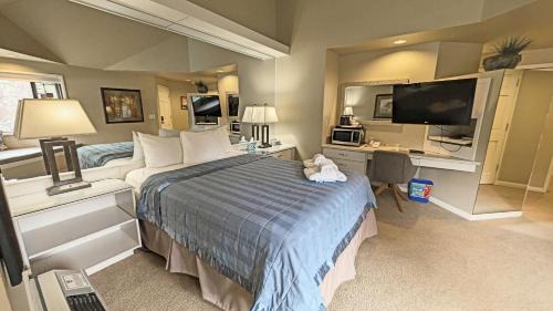 Century West Apartment | River Ridge 423B condo