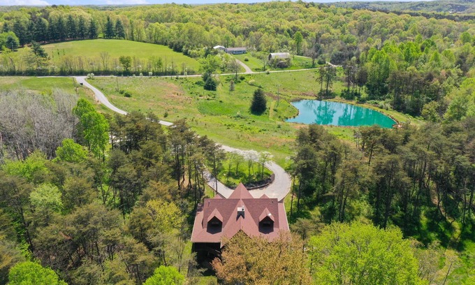 Logan Cabin | River Rock Lodge- Fishing Pond, WiFi , Fireplaces, Bball court, Onsite Trails